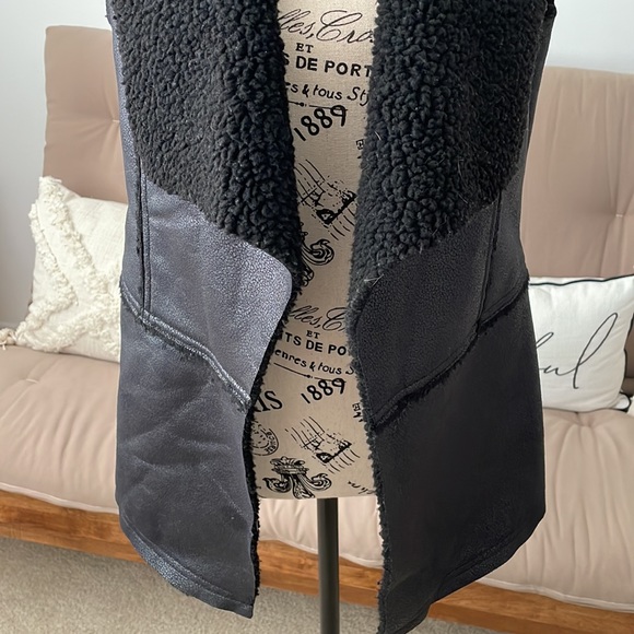Black faux leather vest - Picture 2 of 9